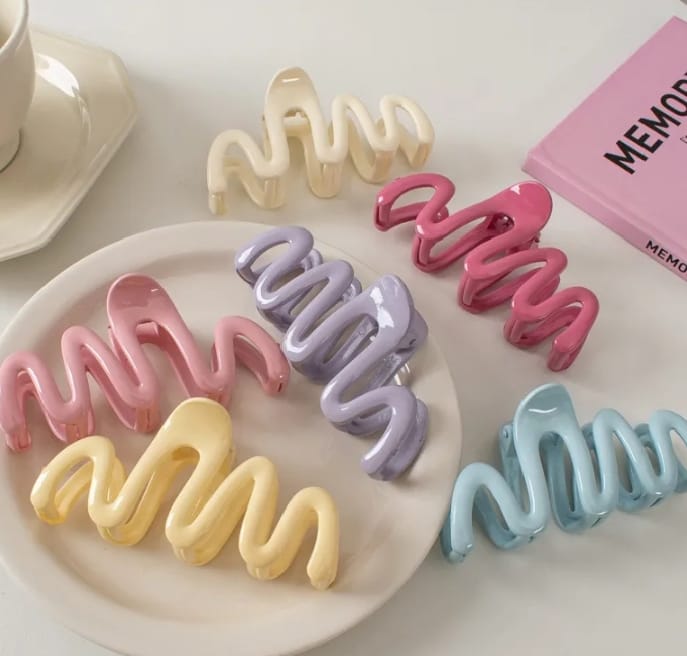 Elegant pink wavy hair claw clip