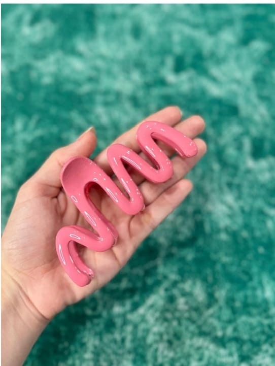 Elegant pink wavy hair claw clip