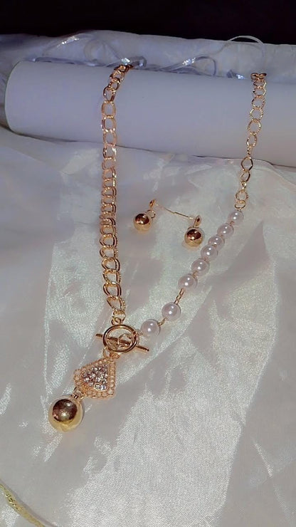 golden and silver curb necklace