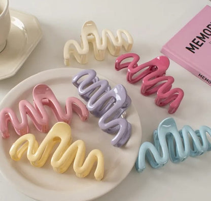 Elegant pink wavy hair claw clip